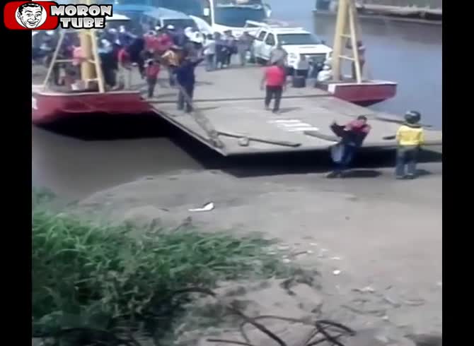 Video: He nearly gets crushed by the barge after jumping off a boat too soon